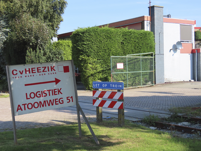 901957 Afbeelding van een richtingbord naar C. van Heezik Logistiek (Atoomweg 51) op het bedrijventerrein Lageweide te ...